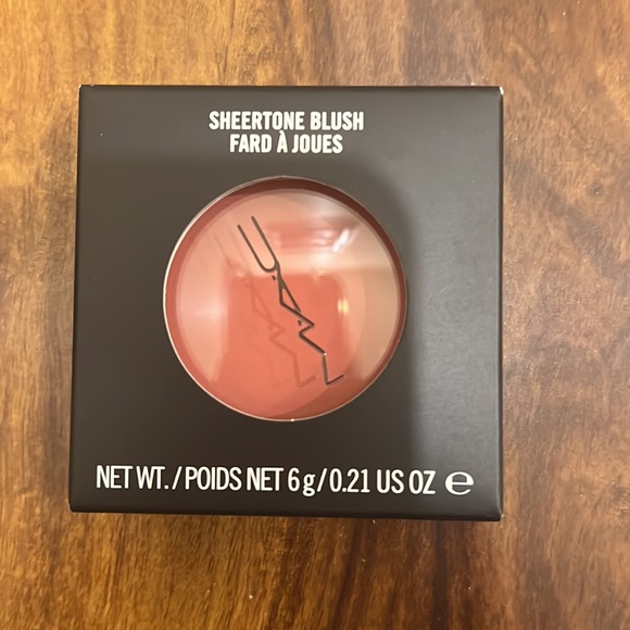 430. New In Box (NIB) - MAC 8-Piece Beauty Gift Set - Picture 8 of 16